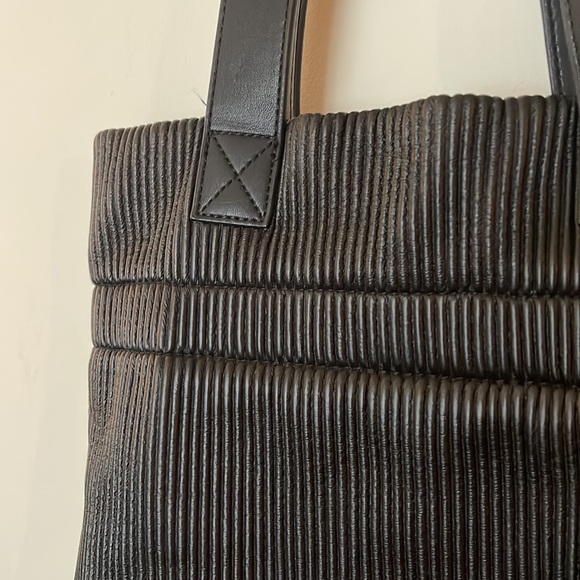 Mia & Luca tote, cute satin effect. Soft and durable. - Picture 2 of 2